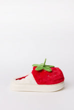Pantoufles en fausse fourrure à motif fraise thumbnail 3