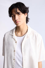 Chemise boutonnée à manches courtes en lin mélangé thumbnail 23