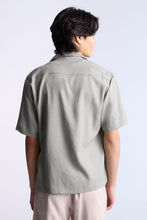 Chemise boutonnée à manches courtes en lin mélangé thumbnail 32