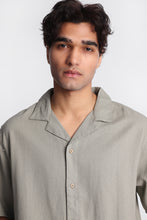 Chemise boutonnée à manches courtes en lin mélangé thumbnail 27