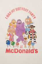 T-shirt à graphique imprimé I Had My Birthday At McDonald's thumbnail 2