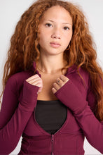 Blouson en tricot côtelé à coupe cintrée à fermeture à glissière thumbnail 18
