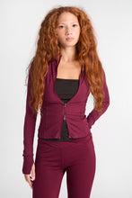 Blouson en tricot côtelé à coupe cintrée à fermeture à glissière thumbnail 21