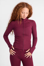 Blouson en tricot côtelé à coupe cintrée à fermeture à glissière thumbnail 17