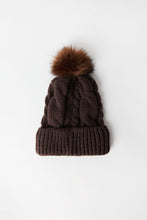 Bonnet à pompon en fausse fourrure en tricot de câble thumbnail 1