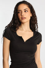 T-shirt ajusté à col cranté et manches courtes thumbnail 3