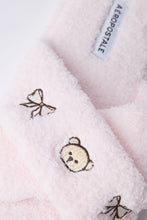 Pantoufles en bouclée pelucheuses croisées avec broderie thumbnail 4