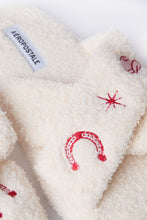 Pantoufles en bouclée pelucheuses croisées avec broderie thumbnail 12