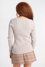 Chandail à col en V en tricot torsadé héritage AERO thumbnail 4