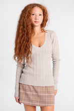 Chandail à col en V en tricot torsadé héritage AERO thumbnail 2