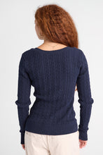Chandail à col en V en tricot torsadé héritage AERO thumbnail 12