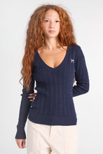 Chandail à col en V en tricot torsadé héritage AERO thumbnail 10