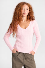 Chandail à col en V en tricot torsadé héritage AERO thumbnail 1