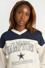 Sweat-shirt à col en V graphique thumbnail 6