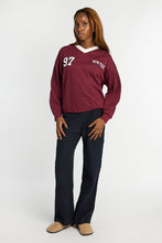 Sweat-shirt à col en V graphique thumbnail 21