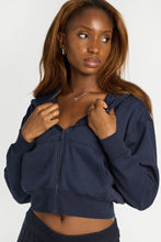 Pull à capuche coupe midi zippé thumbnail 17