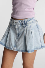 Jupe-short plissé en denim taille basse thumbnail 6