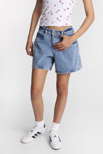 Short en denim ample taille basse thumbnail 2