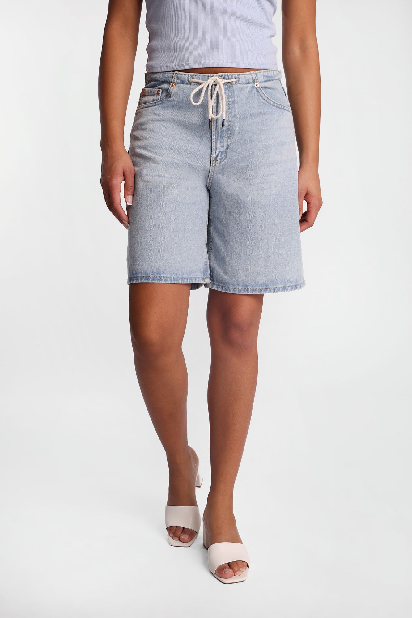 Short en jean à ceinture lacet mi-taille