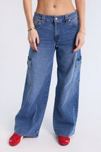 Mid Rise Cargo Wide Leg Jeans thumbnail 4