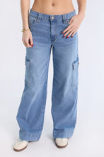 Mid Rise Cargo Wide Leg Jeans thumbnail 9