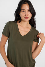 T-shirt décontracté à col en V manches courtes thumbnail 10