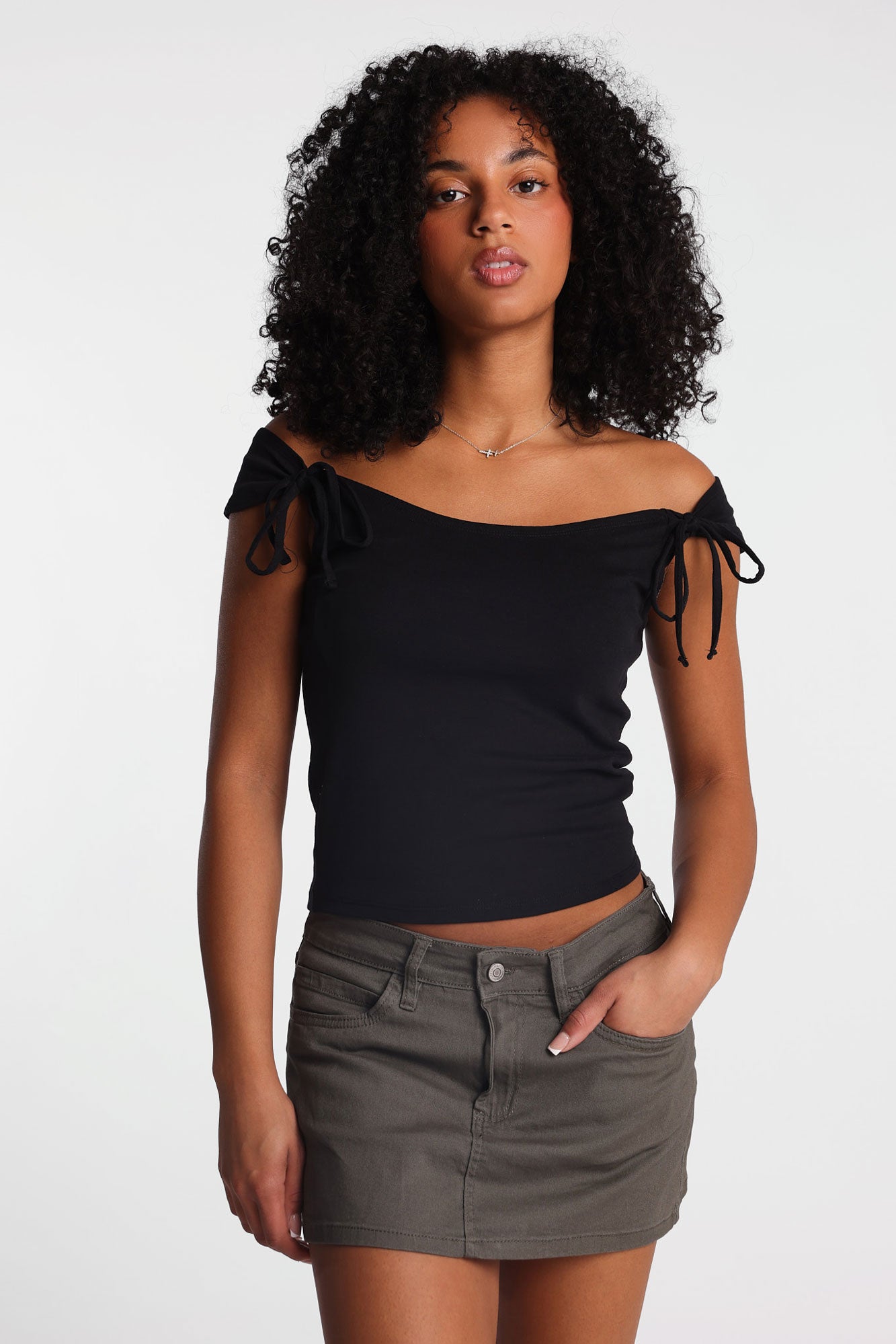 Haut en tricot côtelé à grand décolleté bateau avec attaches