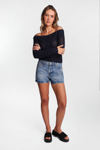Haut à grand décolleté bateau en tricot style-crochet thumbnail 8
