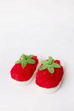 Pantoufles en fausse fourrure à motif fraise thumbnail 1