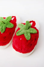 Pantoufles en fausse fourrure à motif fraise thumbnail 2