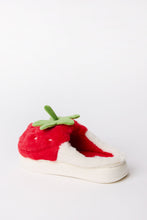 Pantoufles en fausse fourrure à motif fraise thumbnail 4
