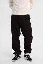 Pantalon décontracté resserré en sergé à poches avant obliques thumbnail 1