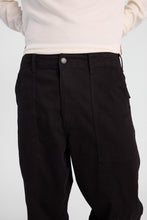 Pantalon décontracté resserré en sergé à poches avant obliques thumbnail 2