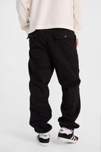 Pantalon décontracté resserré en sergé à poches avant obliques thumbnail 3