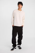 Pantalon décontracté resserré en sergé à poches avant obliques thumbnail 4