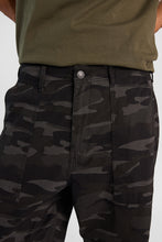Pantalon décontracté resserré en sergé à poches avant obliques thumbnail 11
