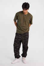 Pantalon décontracté resserré en sergé à poches avant obliques thumbnail 13