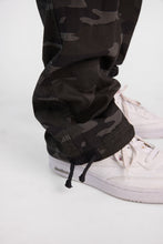 Pantalon décontracté resserré en sergé à poches avant obliques thumbnail 14