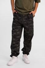 Pantalon décontracté resserré en sergé à poches avant obliques thumbnail 10
