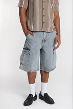 Short ample à poches cargo en denim thumbnail 1