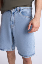 Shorts ample en jean thumbnail 2