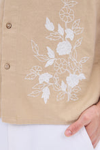 Chemise boutonnée à manches courtes en lin mélangé graphique brodé thumbnail 6