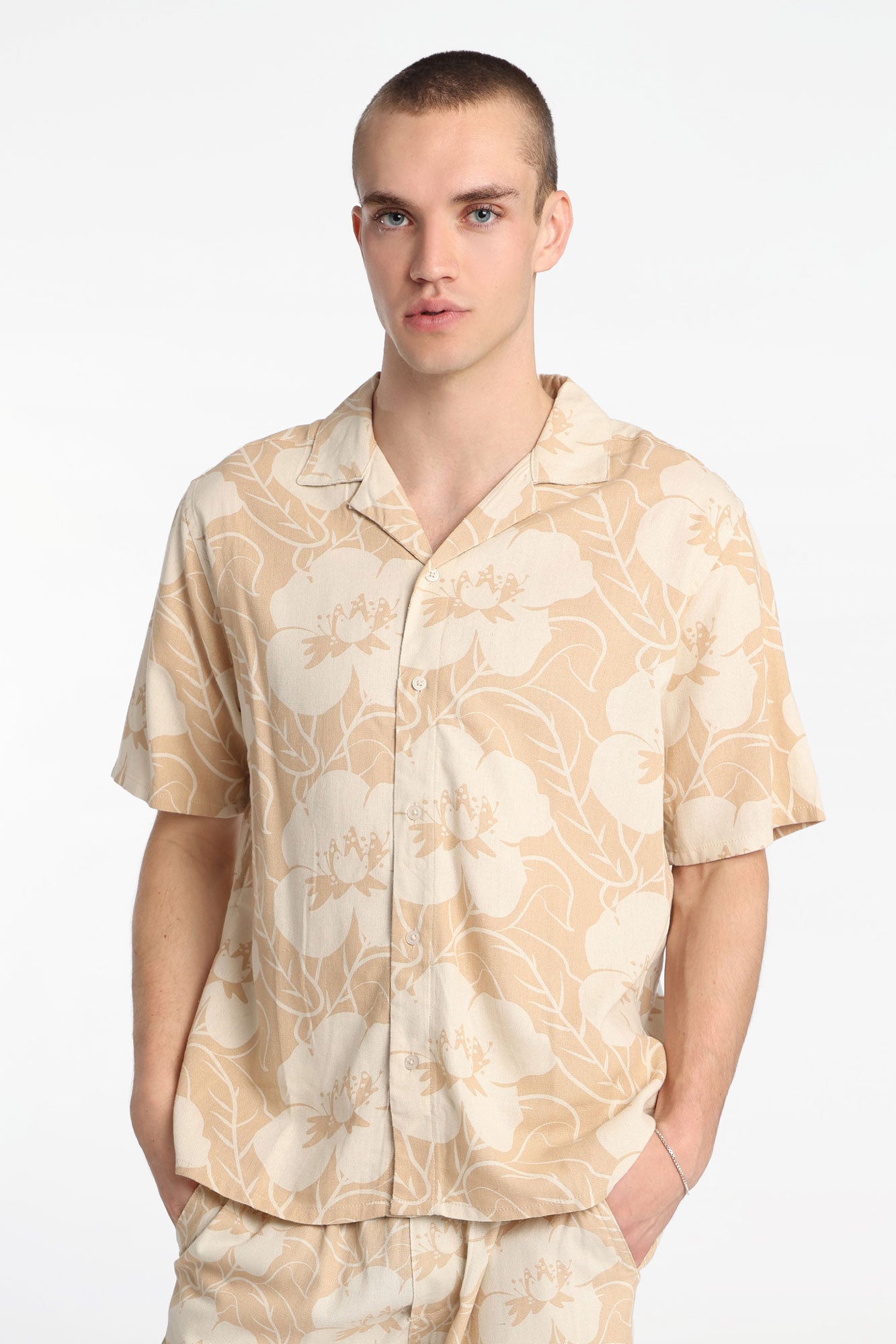 Chemise boutonnée à manches courtes en lin mélangé motif floral