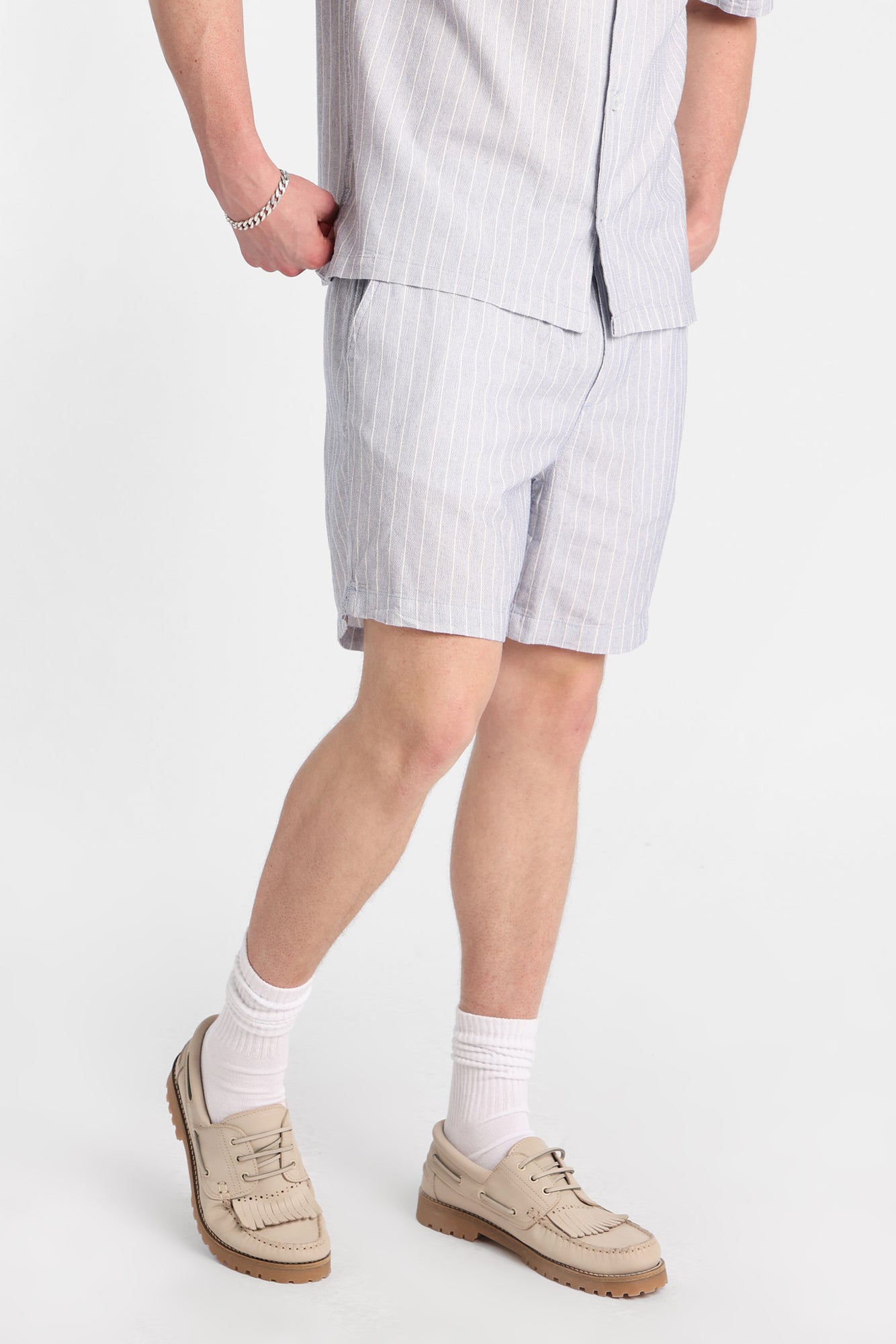 Short à rayures fines texturé
