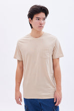 T-shirt basique ras du cou à poche thumbnail 1