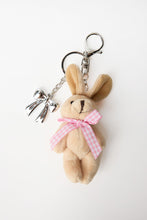 Porte-clés pelucheux à thème de lapin thumbnail 2