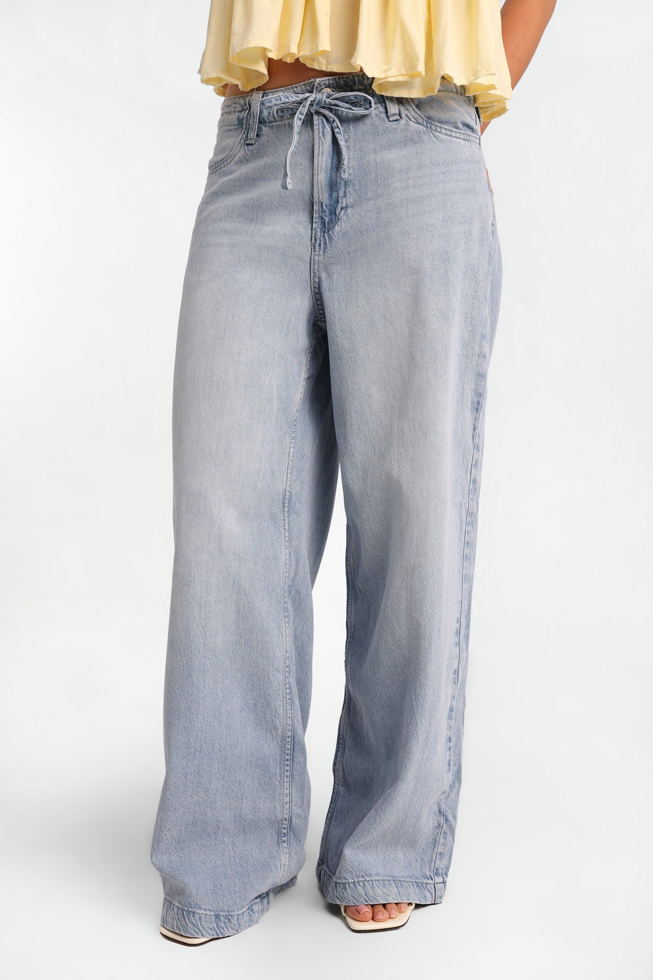 Jean jambe ultra-large a? taille basse avec attache