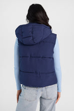Gilet matelassée à capuchon zippée à l'avant thumbnail 12