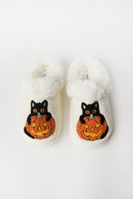 Pantoufles pelucheuses chats noirs et citrouilles thumbnail 1