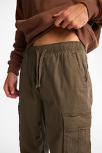 Pantalon ample cargo décontracté en sergé thumbnail 8